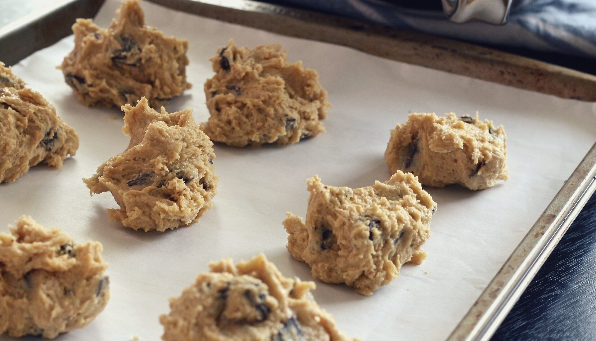 baking tray with cookie dough