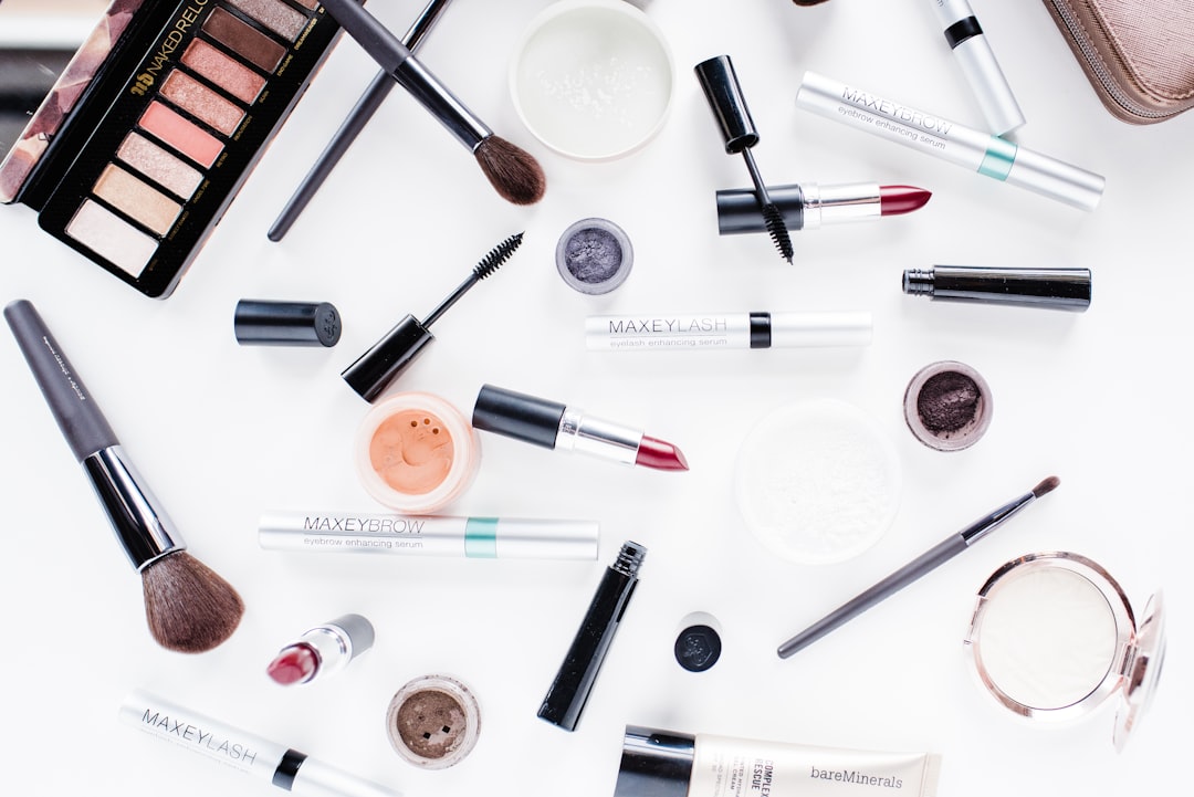 Photo by MaxeyLash makeup brush set on white table