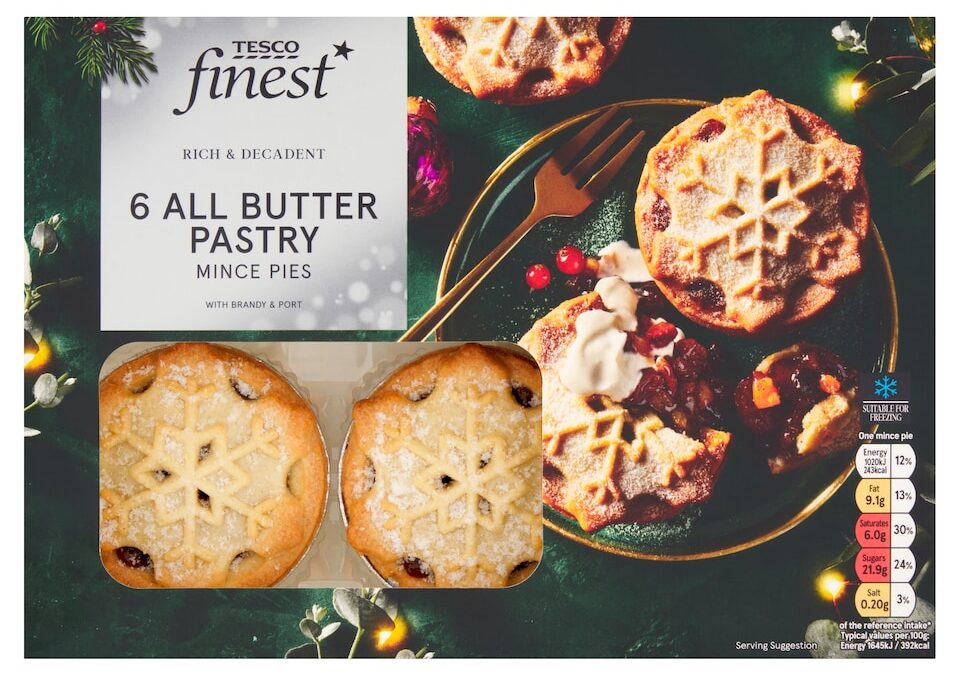 Box of Tesco Finest 6 All Butter Pastry Mince Pies, two visible through packaging window, decorated with powdered sugar snowflake design.