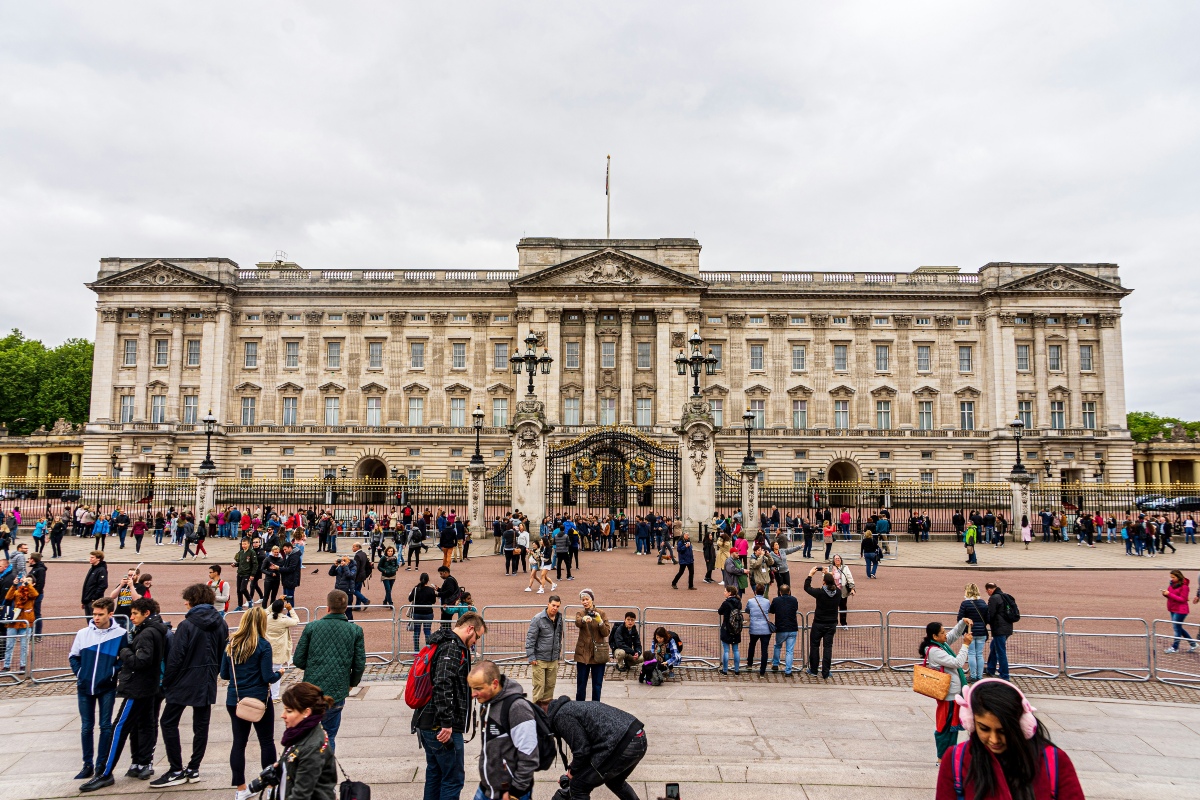 An image showing a crowd gathering in front of Buckingham Palace for free