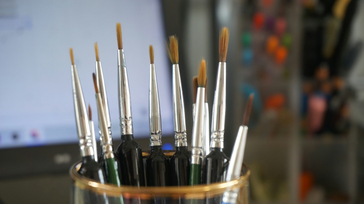 Warhammer painting An image of several paintbrushes that could be used for painting Warhammer