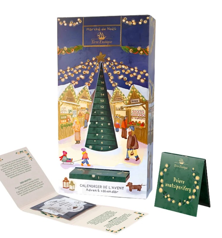 sous chef 2026 Advent calendar box with a Christmas market illustration, an open booklet, and a small green card labelled “Poivre voatsiperifery” displayed beside it.