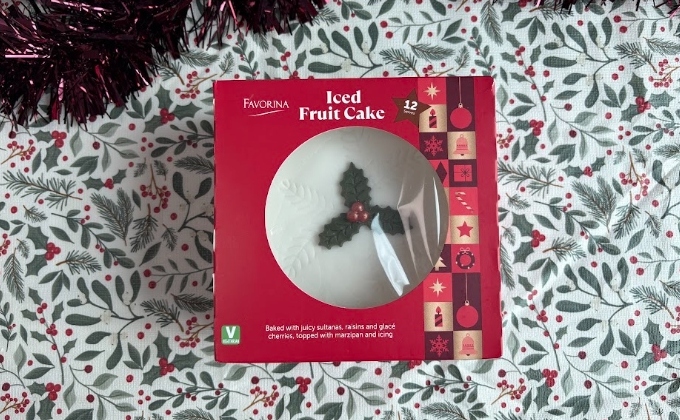 lidl favorina christmas cake box An image showing the winning Lidl Favorina fruit cake in its box, waiting to be served